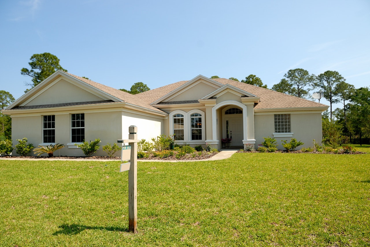 Tips and Tricks for Selling Homes Throughout the Seasons